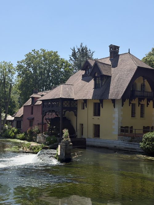 Le moulin de Fourges sur son cours d'eau